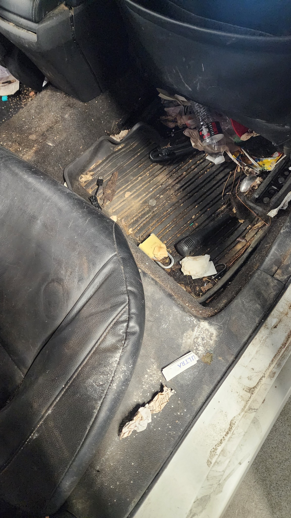 Vehicle rear floor before a Dossome deep cleaning